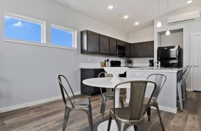 5739 Stylish 2Bd 2Ba Coffey Villa