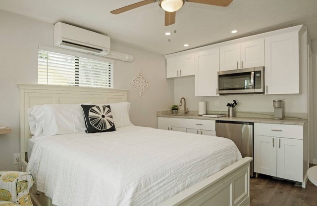 5B Newly Renovated Studio at Coastal Cottages!