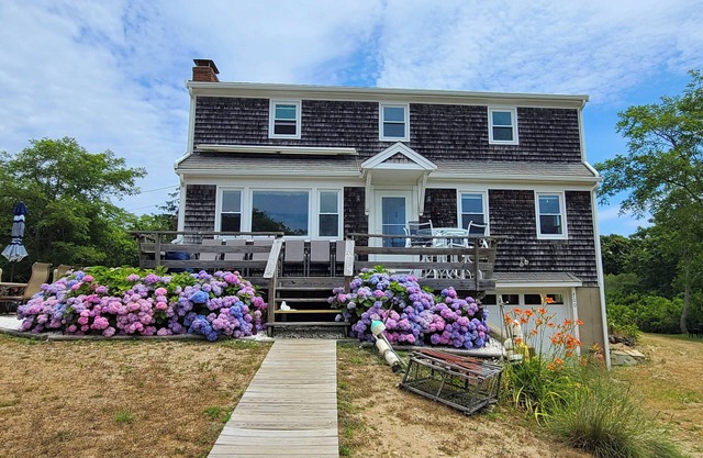 5BD Beach House-Across from Campground Beach, Bay Views, Central A/C & Deck