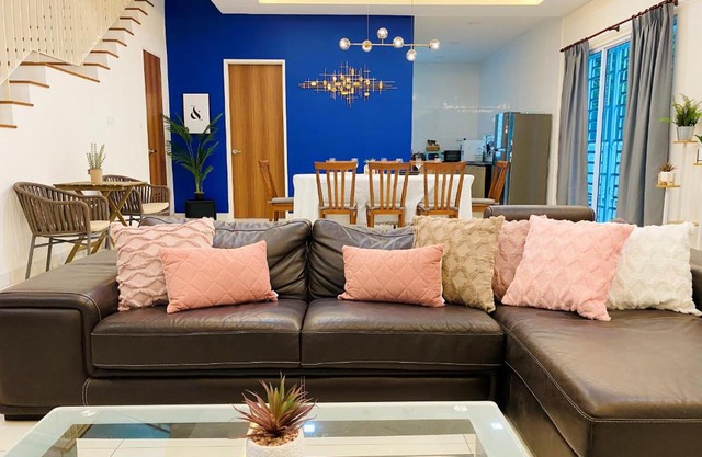 5Bedroom Villa @ Seremban 20pax Netflix Projector Pool