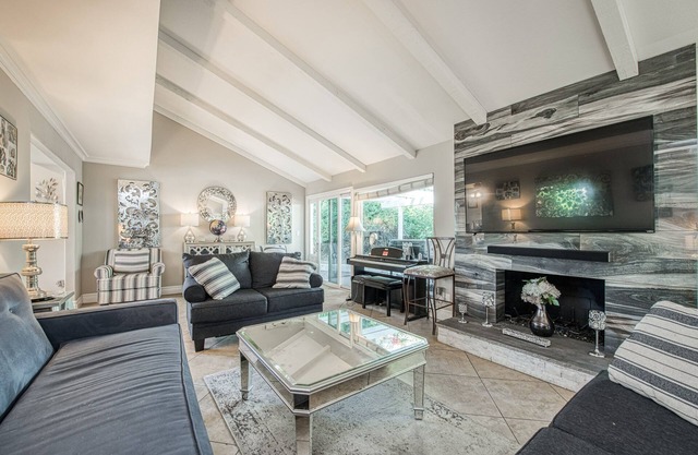 5BR-2BA Place, Pet Friendly, Pool & DiningTable, Pool-Lake Access, TVs all rooms