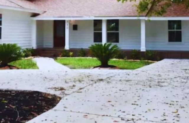 5BR, 3BA w/huge back deck, Great Neighborhood!