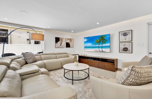 5BR/5BA Large Family Luxury Beachfront Condo, Private Terrace & Pool