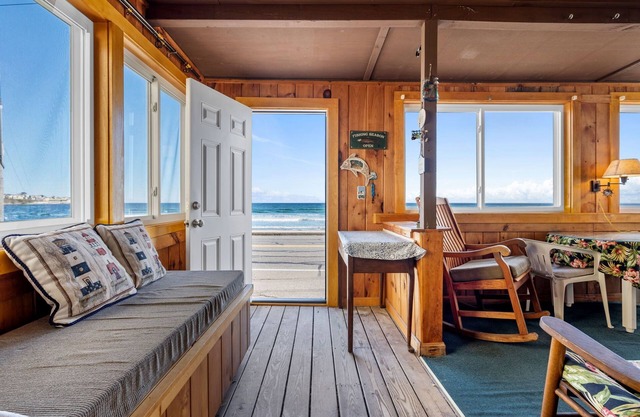 5BR Beachfront Sleeps 15 w/BBQ!