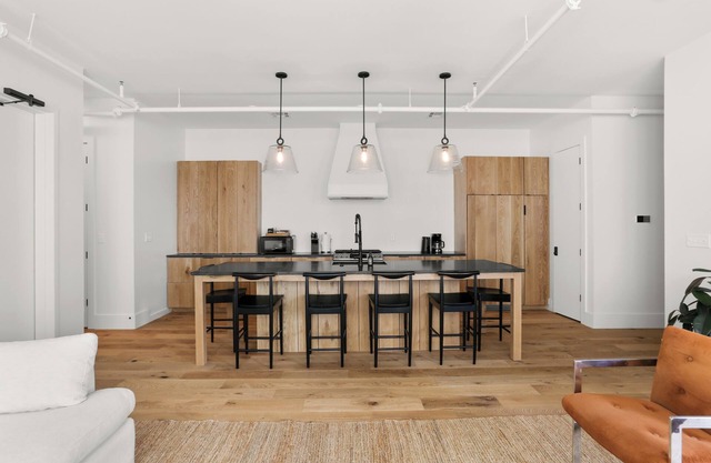 5BR City Loft - Atop Natural Wine Bar! Steps to Downtown & Magazine!