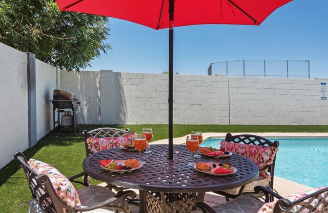 5BR Family Home, Pool Arcade 500mbps & 5 KING BEDS
