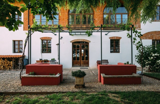 5BR Hilltop Wine country home w pool and spectacular views near Alba and Barolo