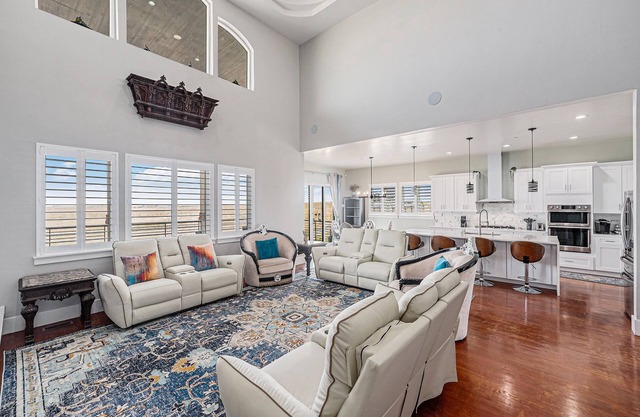 5BR King’s Retreat Grand Villa w/Patio + Views