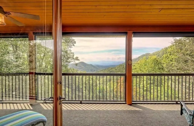 5BR Mountain Retreat Stunning Views Dual Kitchens Family & Friends Escape