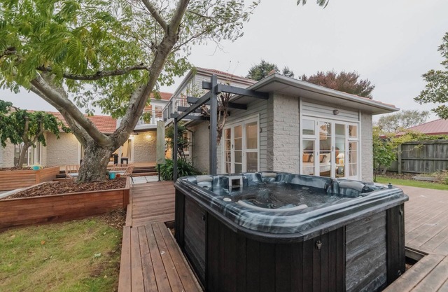 5BR Retreat – Garden & Deck Near Airport