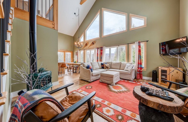 5BR Retreat w/Hot Tub - Sleeps 12 in Stratton