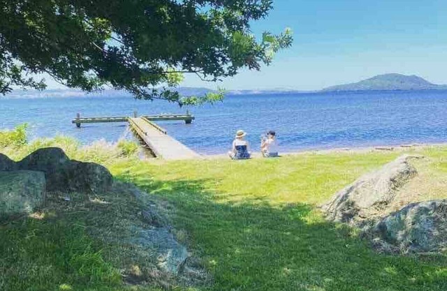 5BR-Sleeps 12, 50m to Lake Near CBD & Attractions