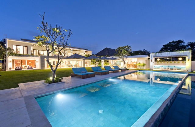 5BR Villa, 13Min Walk To Batu Belig & Canggu Beach - W/Swimming Pool!