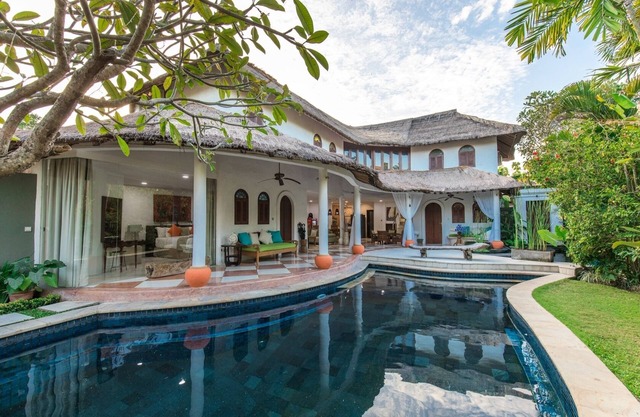 5BR Villa w/Modern Balinese Style in Seminyak