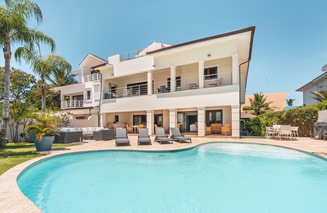 5BR villa with river view/cook/maid Casa de Campo