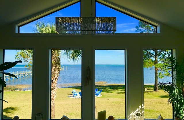 5G internet! Work from home here!Bay front, 3 bdrm, 2 bath, Dock for your boat