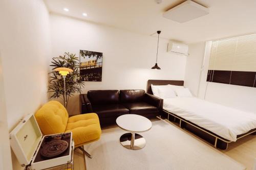 5Min Walk to Hanti Station, Gangnam City Center, Daechi Education District, Prime Location, Parking Available, Entrance Exam Friendly, Near Department Stores & Apgujeong Rodeo