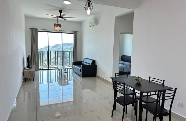 5mins to Penang airport.Charming 3-bedroom condo.WiFi in delightful Bayan Lepas