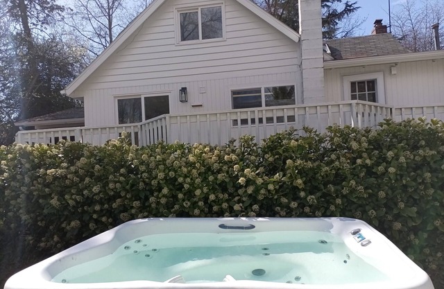 5RM Seattle house w/hot tub , 12 minutes to stadiums