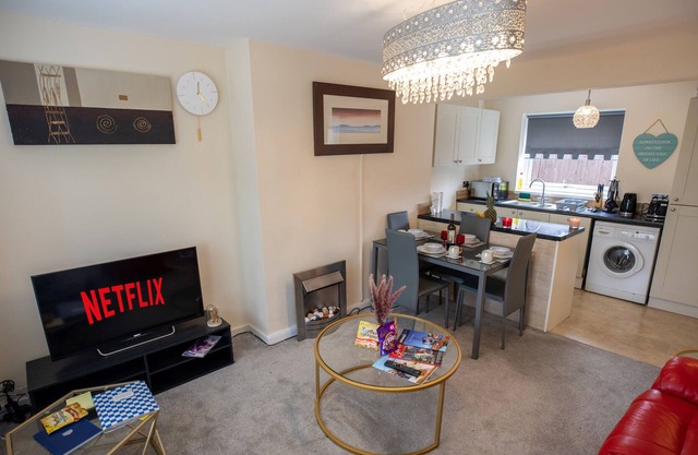 5Star serviced Homes- Free WiFi & parking, office