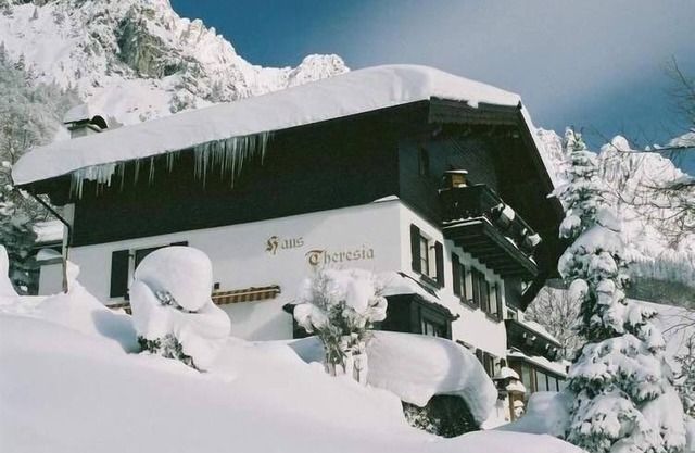 6-12 Pers (Arlberg-near Lech/Zür/St Anton/St Christoph/)-4 rooms with ensuites