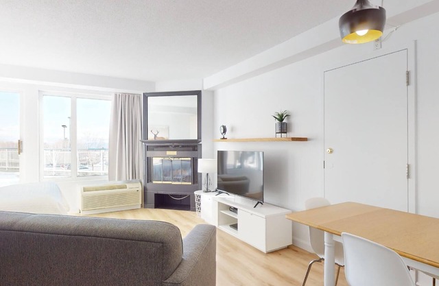 6-211 : Superior Studio - sleeps 4.