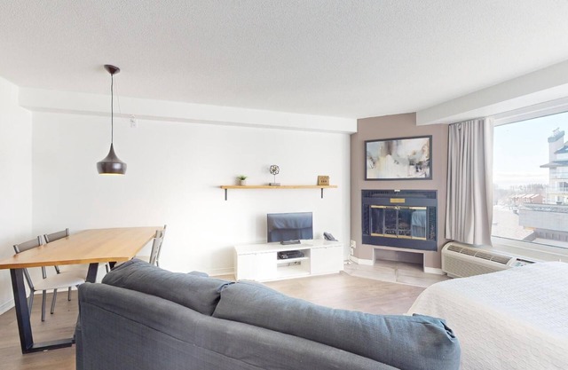 6-408 : Superior Studio - sleeps 4.