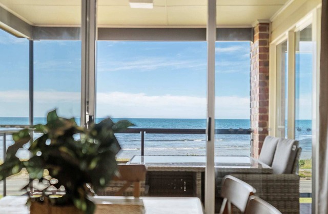 6/47-48 Franklin Pde-Waterfront-Wi-Fi-Beachfront