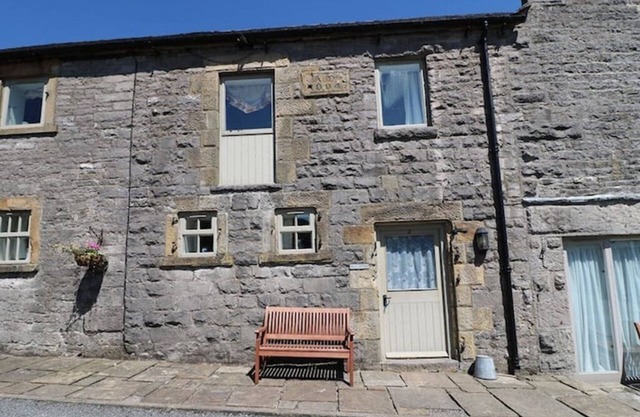 6 Beautiful Holiday Cottages in the heart of the Peak District (Sleeps up to 30)