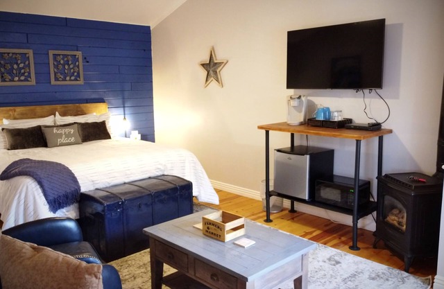 #6 Beautiful Room in Historic Inn, Blue Bungalow