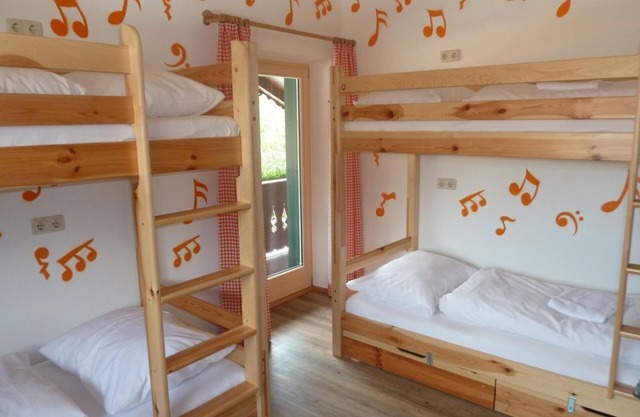 6-Bed Room - Hostel Alpking