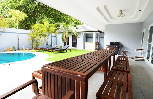 6 bed Villa private pool 300m from beach