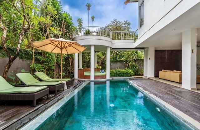 6 Bedrom Villa, 50m from La Plancha-Seminyak Beach