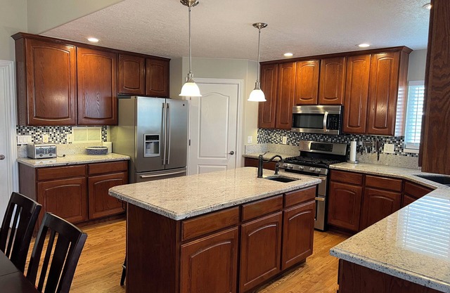 6 Bedroom, 4.5 Bathroom, 2 Kitchen - Spacious & Clean in Quiet Neighborhood