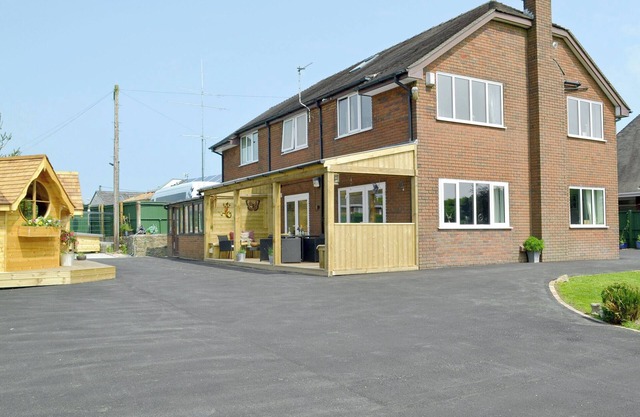 6 bedroom accommodation in Brown Edge, near Leek