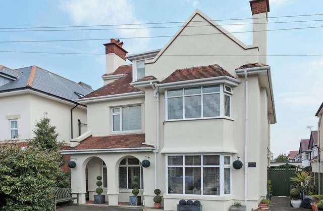6 bedroom accommodation in Bournemouth
