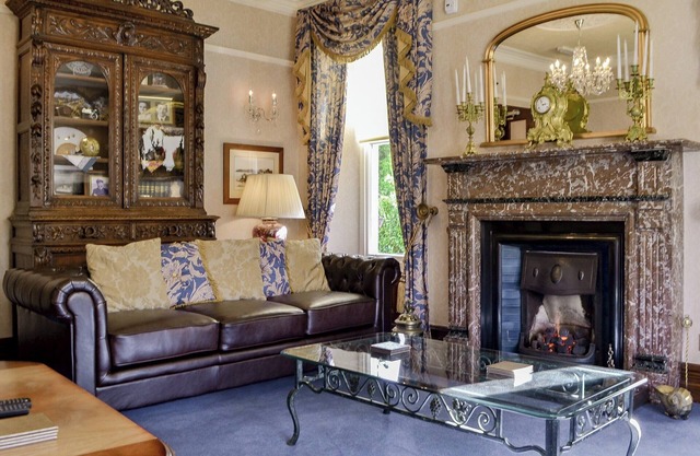 6 bedroom accommodation in Windermere