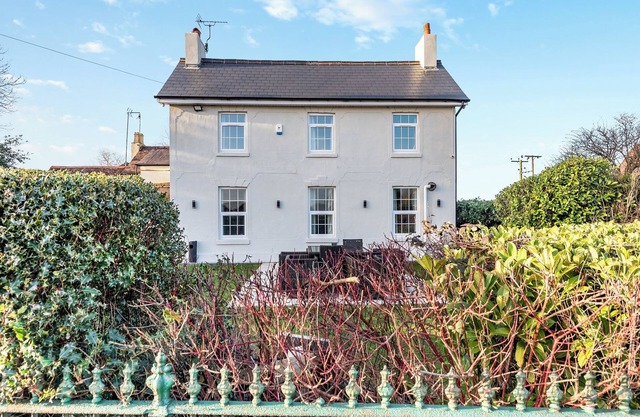 6 bedroom accommodation in Shenstone