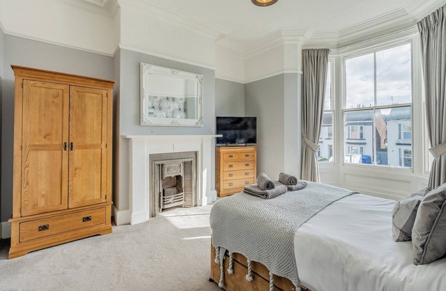6 bedroom accommodation in Southport
