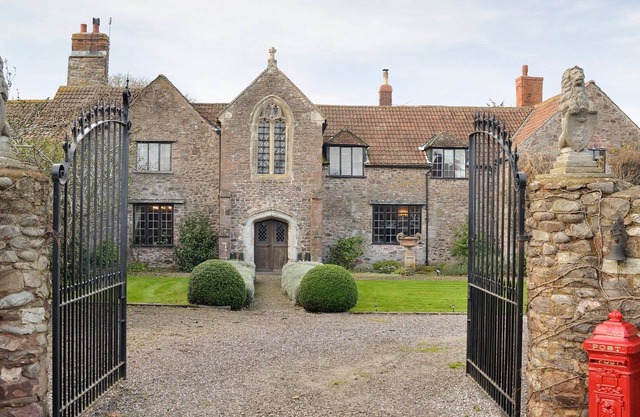 6 bedroom accommodation in Dunster, near Minehead