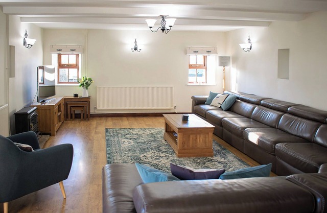6 bedroom accommodation in Heathcote, near Hartington