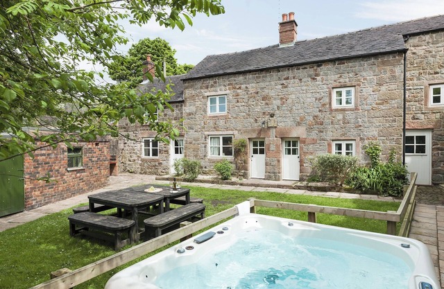 6 bedroom accommodation in Bradnop, near Leek