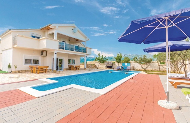 6 bedroom awesome home in Bilisane