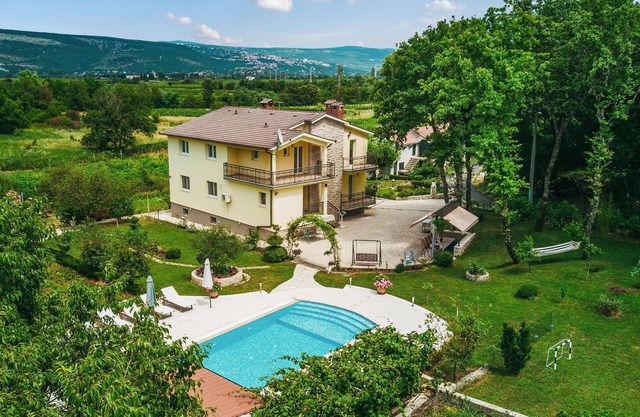 6 bedroom awesome home in Grubine
