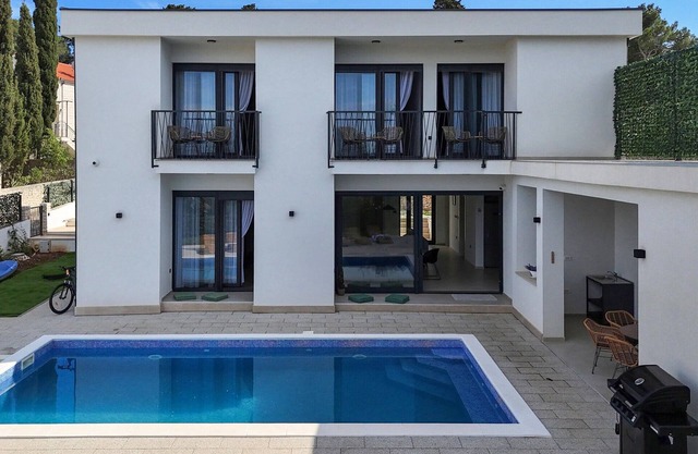 6 bedroom awesome home in Prolozac