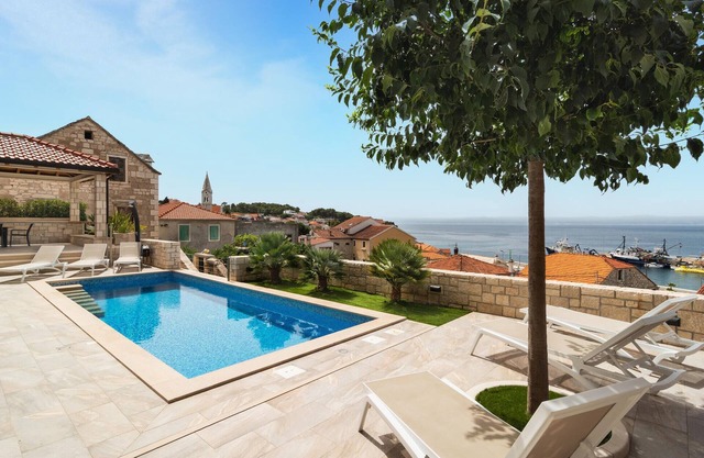6 bedroom awesome home in Sumartin