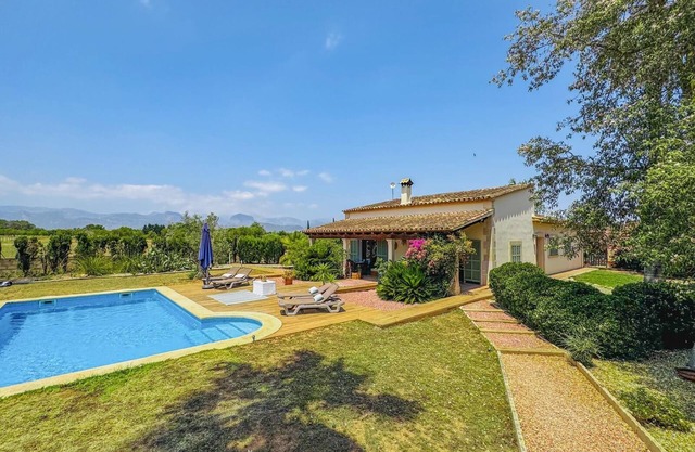6 Bedroom Country House w/Pool & Mountain Views