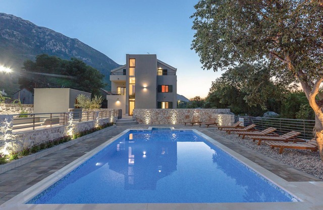 6 bedroom gorgeous home in Zagvozd