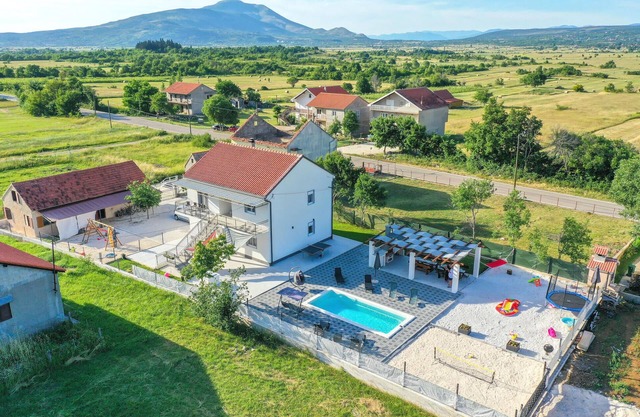 6 bedroom gorgeous home in Drnis