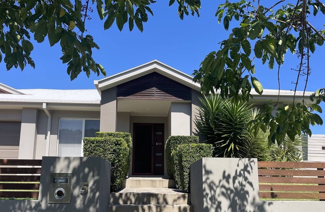 6 bedroom holiday home, pool, 3 bathrooms, game rooms, theatre